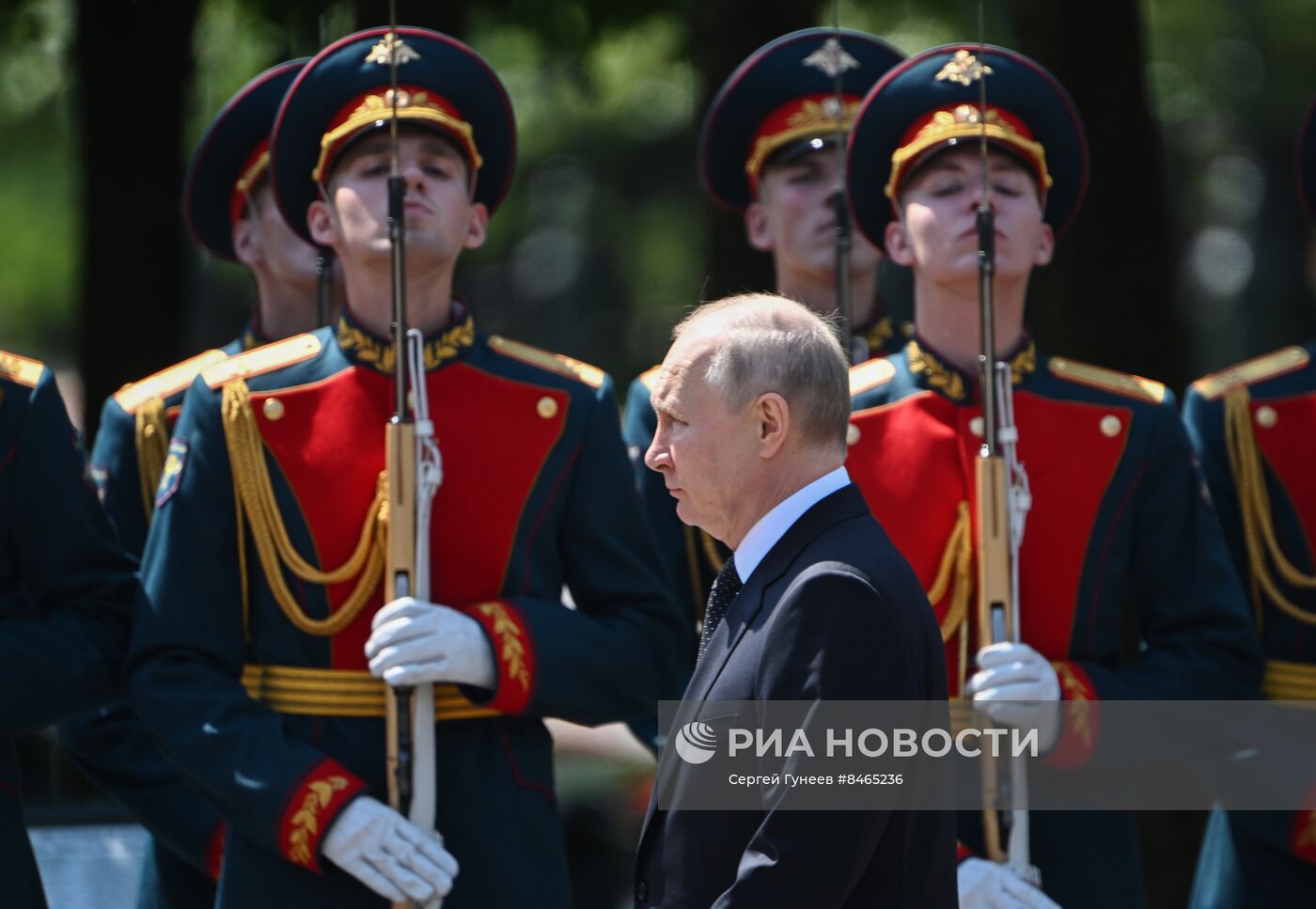 Президент РФ В. Путин возложил цветы к Могиле Неизвестного Солдата в Александровском саду