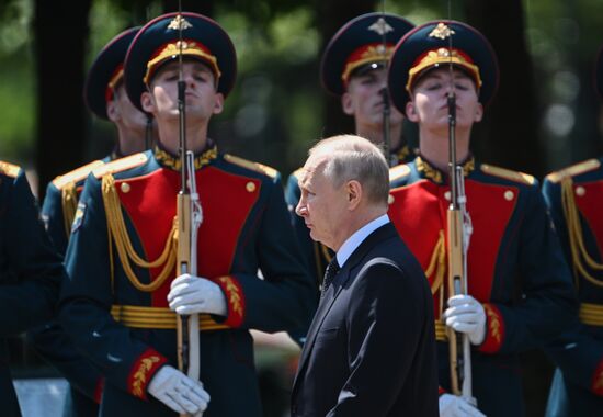 Президент РФ В. Путин возложил цветы к Могиле Неизвестного Солдата в Александровском саду