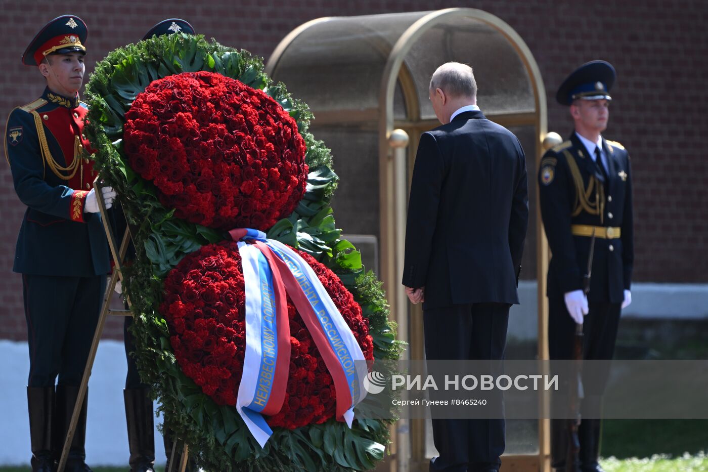 Президент РФ В. Путин возложил цветы к Могиле Неизвестного Солдата в Александровском саду