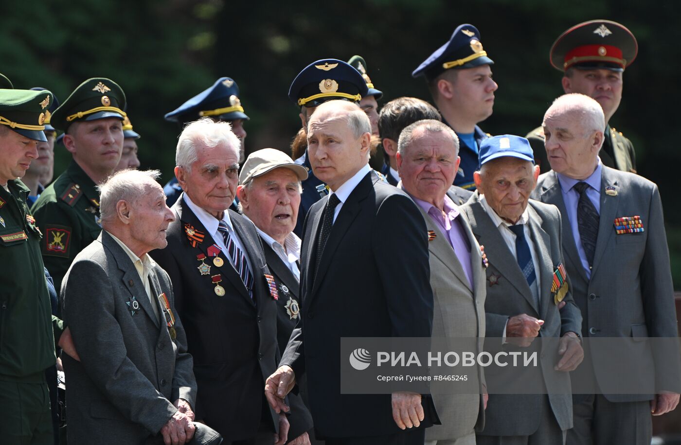 Президент РФ В. Путин возложил цветы к Могиле Неизвестного Солдата в Александровском саду