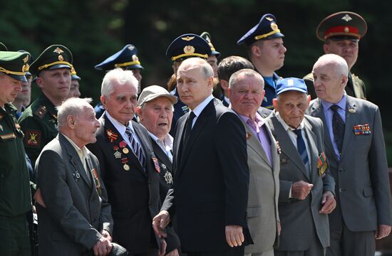 Президент РФ В. Путин возложил цветы к Могиле Неизвестного Солдата в Александровском саду