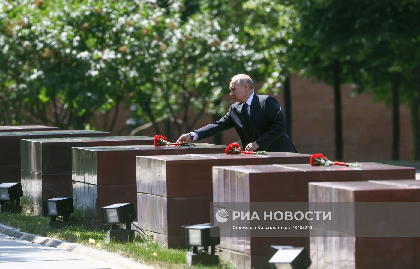 Президент РФ В. Путин возложил цветы к Могиле Неизвестного Солдата в Александровском саду