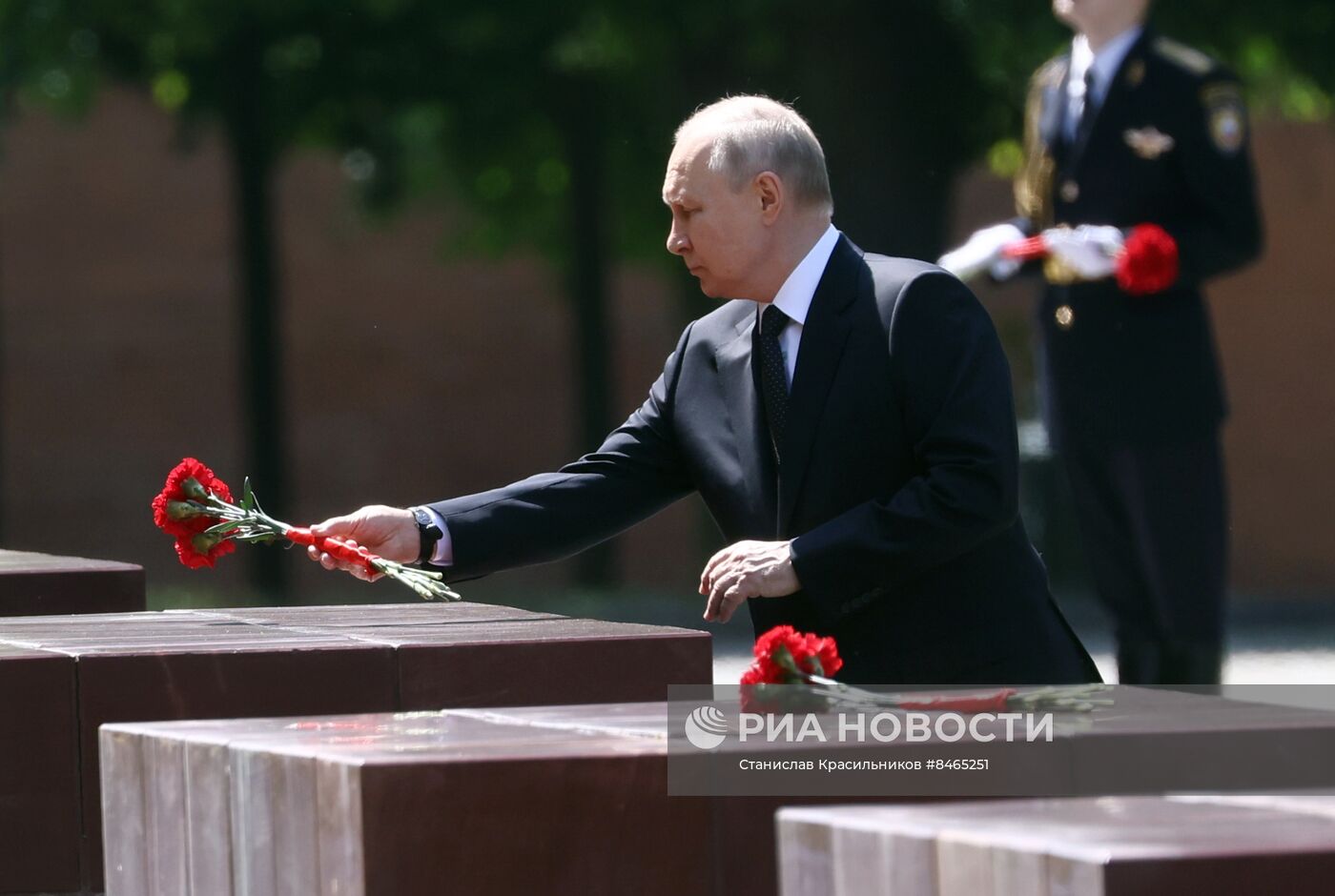 Президент РФ В. Путин возложил цветы к Могиле Неизвестного Солдата в Александровском саду