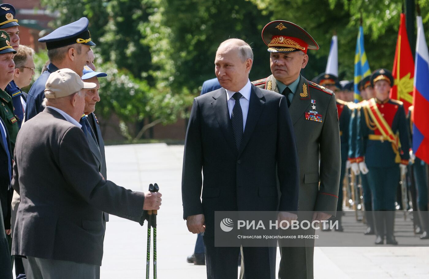 Президент РФ В. Путин возложил цветы к Могиле Неизвестного Солдата в Александровском саду