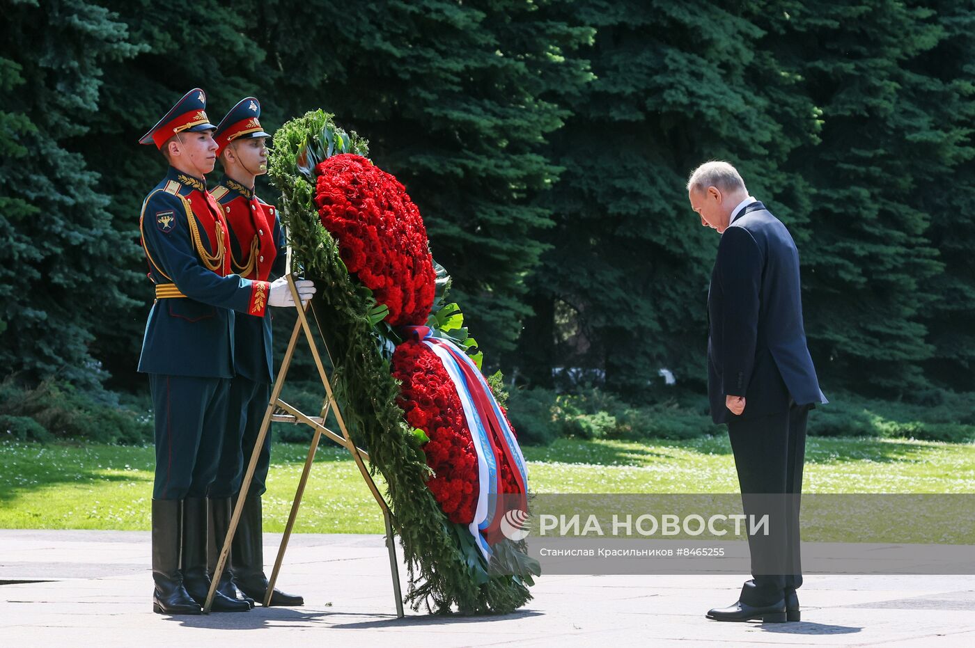 Президент РФ В. Путин возложил цветы к Могиле Неизвестного Солдата в Александровском саду