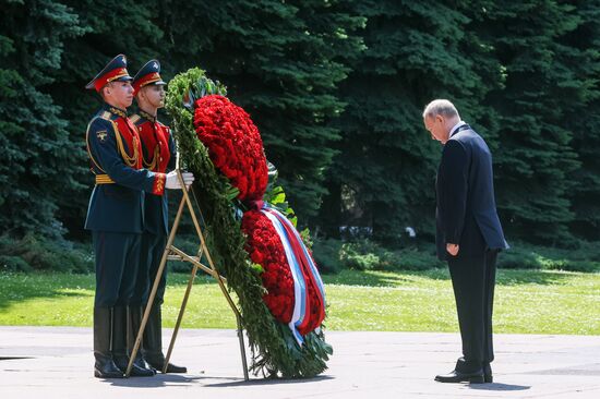 Президент РФ В. Путин возложил цветы к Могиле Неизвестного Солдата в Александровском саду