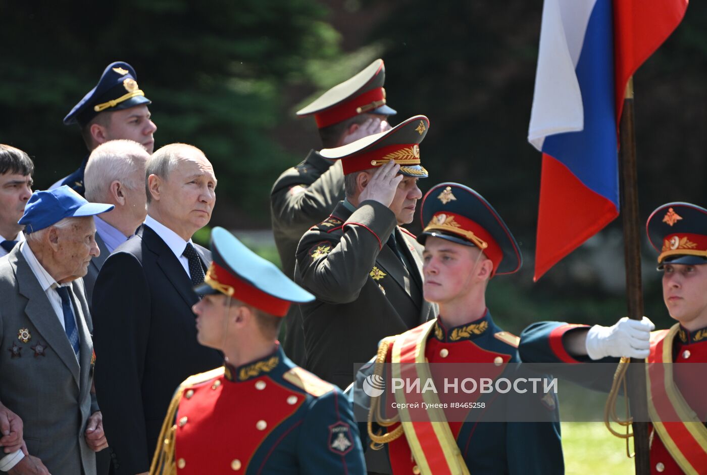 Президент РФ В. Путин возложил цветы к Могиле Неизвестного Солдата в Александровском саду