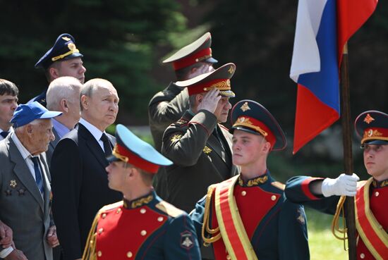 Президент РФ В. Путин возложил цветы к Могиле Неизвестного Солдата в Александровском саду