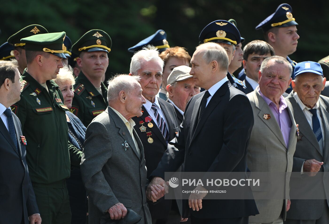 Президент РФ В. Путин возложил цветы к Могиле Неизвестного Солдата в Александровском саду