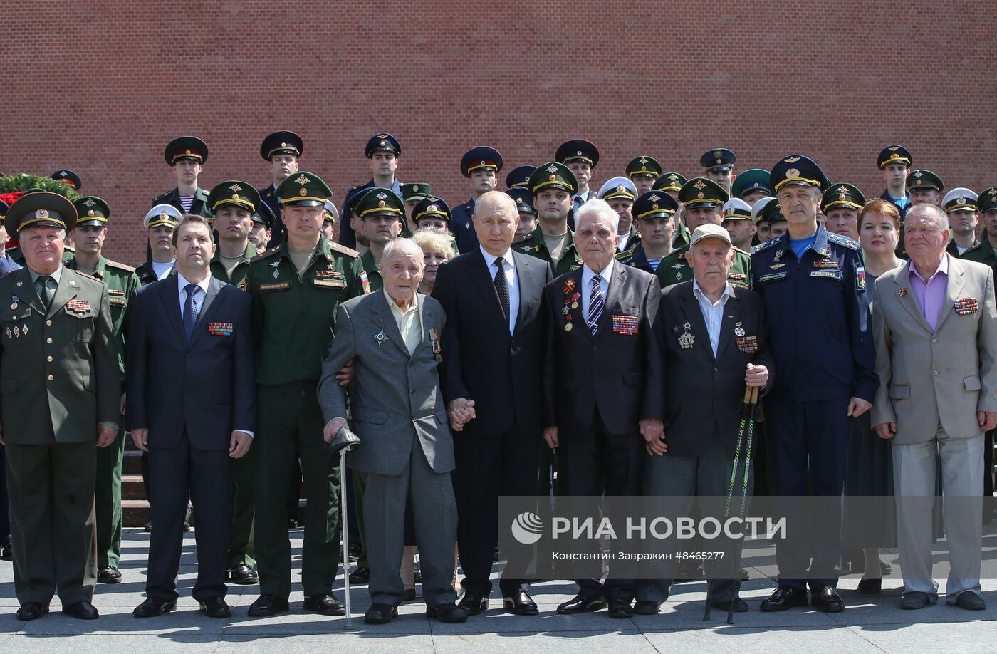 Президент РФ В. Путин возложил цветы к Могиле Неизвестного Солдата в Александровском саду