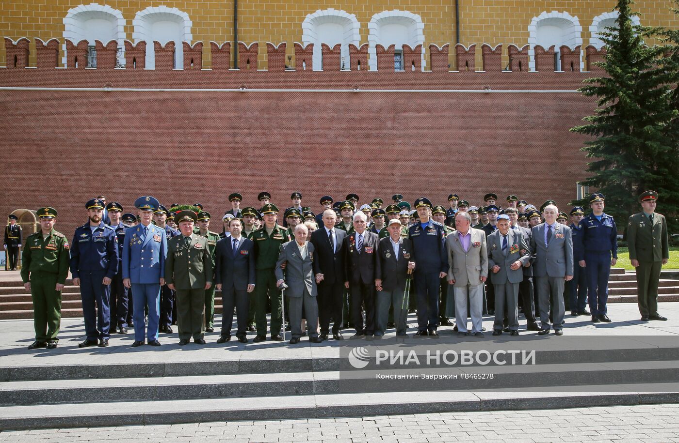 Президент РФ В. Путин возложил цветы к Могиле Неизвестного Солдата в Александровском саду