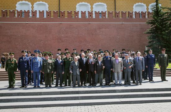 Президент РФ В. Путин возложил цветы к Могиле Неизвестного Солдата в Александровском саду