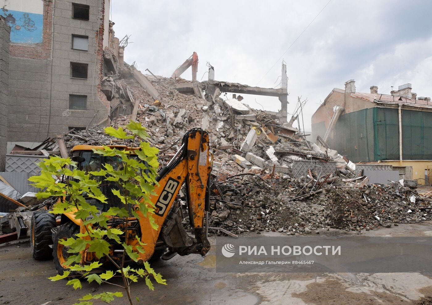 Обрушение заброшенного здания завода им. Козицкого в Петербурге