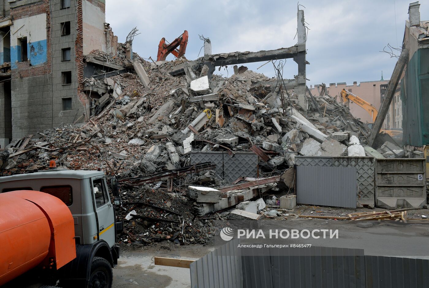 Обрушение заброшенного здания завода им. Козицкого в Петербурге
