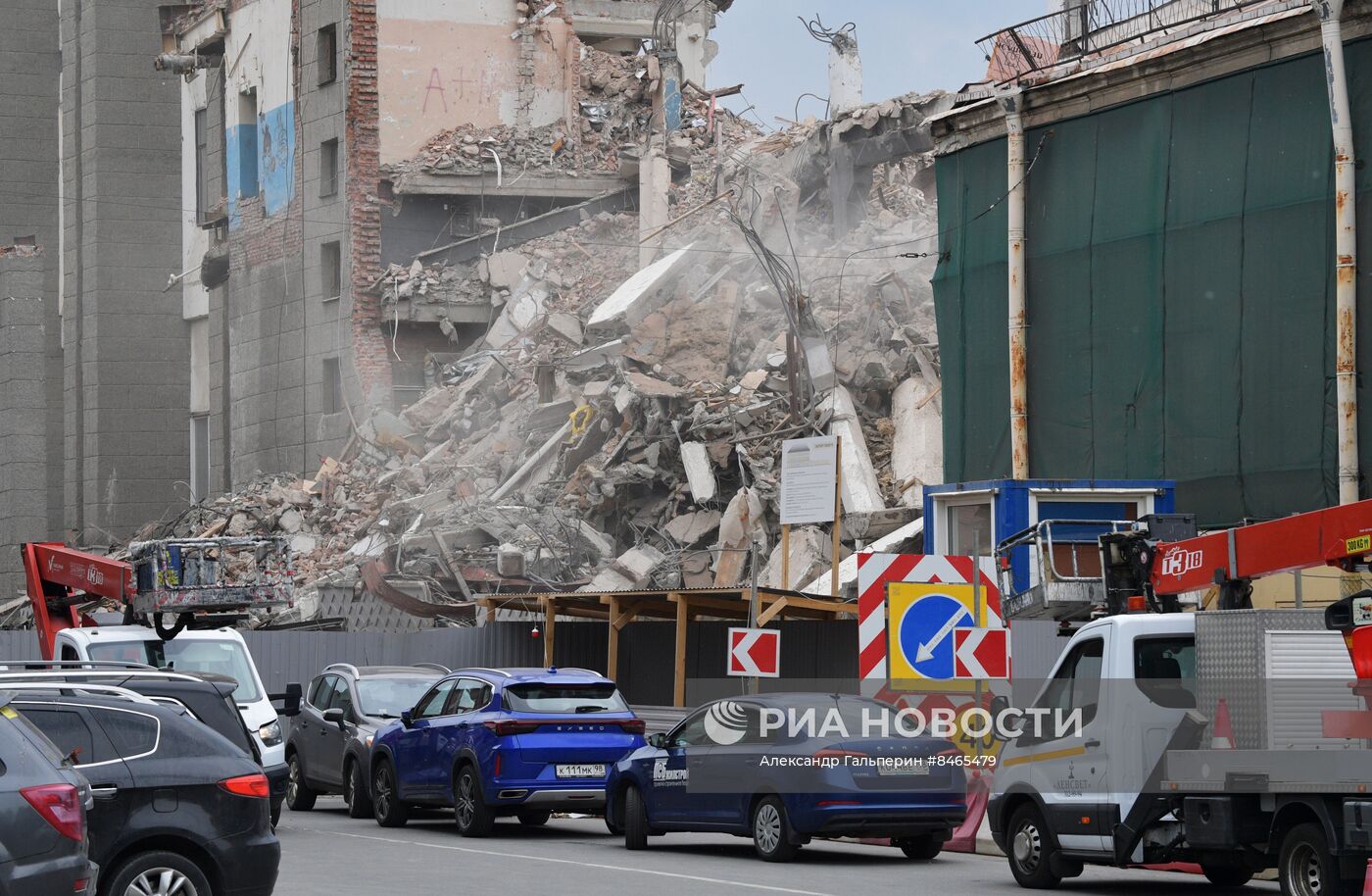 Обрушение заброшенного здания завода им. Козицкого в Петербурге