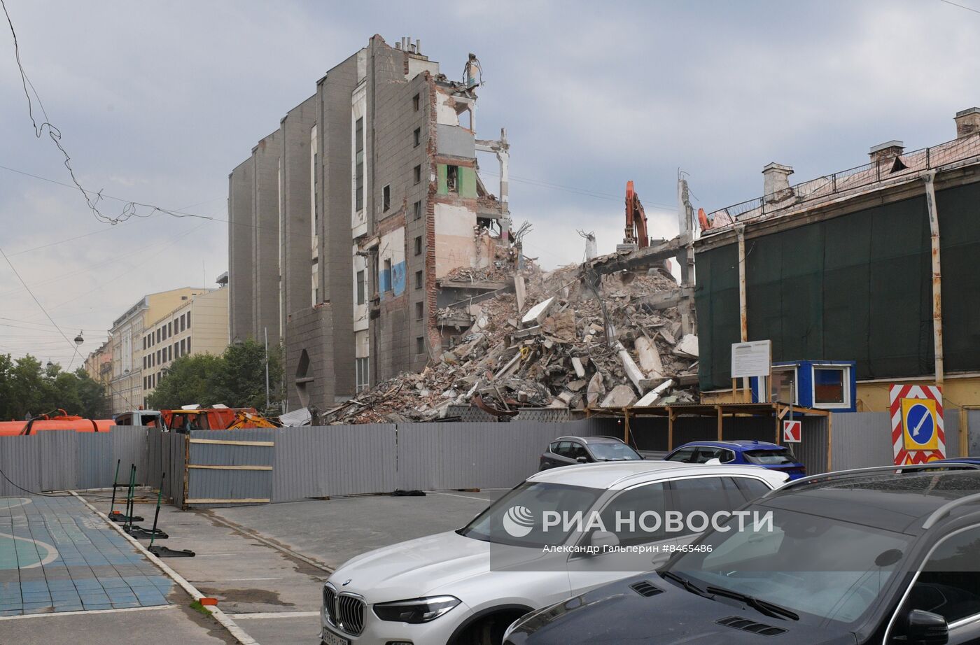 Обрушение заброшенного здания завода им. Козицкого в Петербурге