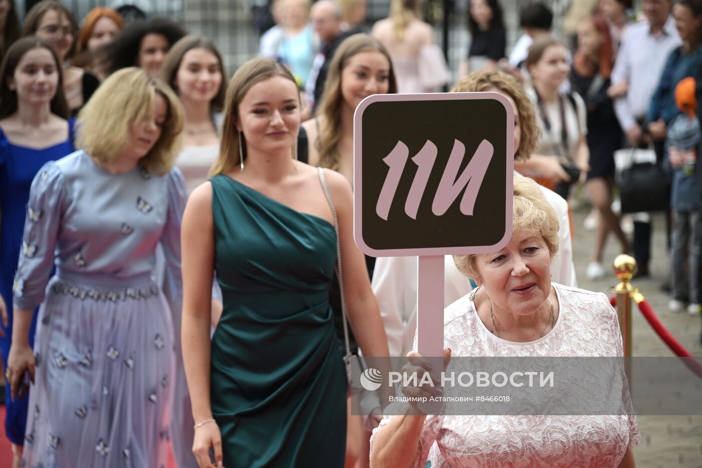 Вручение аттестатов выпускникам московской школы