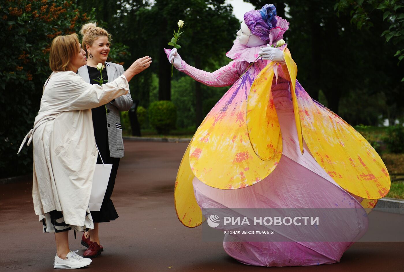 Выставка "Пальмы и розы Зинаиды Морозовой" в музее-заповеднике "Горки Ленинские"