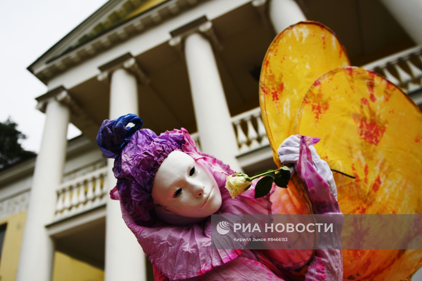 Выставка "Пальмы и розы Зинаиды Морозовой" в музее-заповеднике "Горки Ленинские"