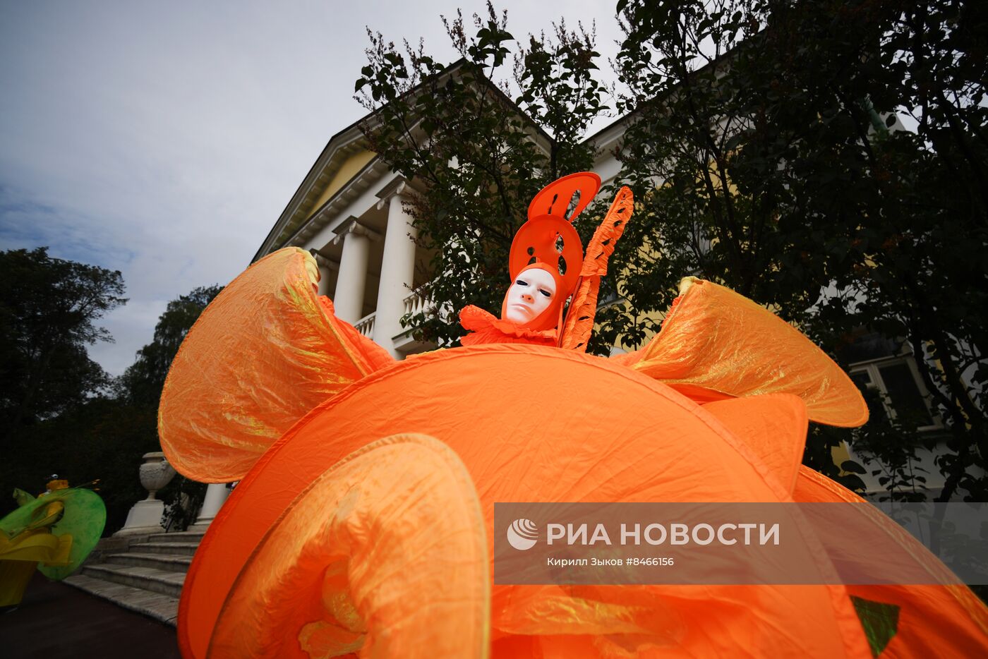 Выставка "Пальмы и розы Зинаиды Морозовой" в музее-заповеднике "Горки Ленинские"