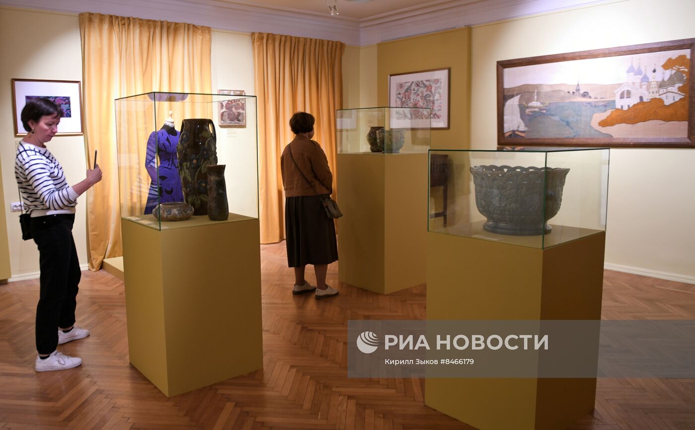 Выставка "Пальмы и розы Зинаиды Морозовой" в музее-заповеднике "Горки Ленинские"