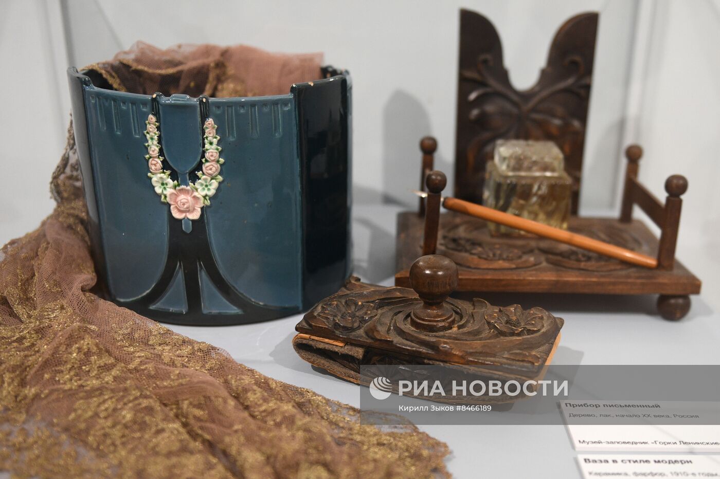 Выставка "Пальмы и розы Зинаиды Морозовой" в музее-заповеднике "Горки Ленинские"