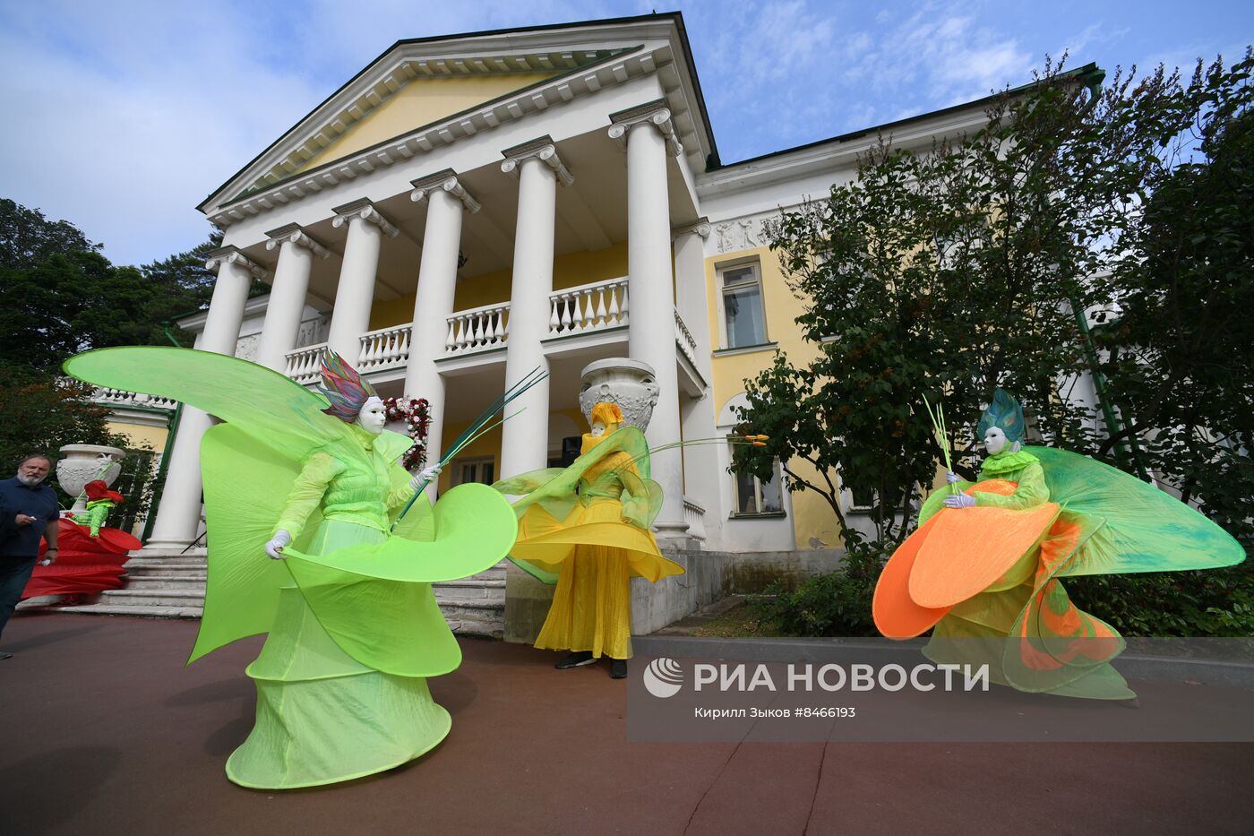 Выставка "Пальмы и розы Зинаиды Морозовой" в музее-заповеднике "Горки Ленинские"