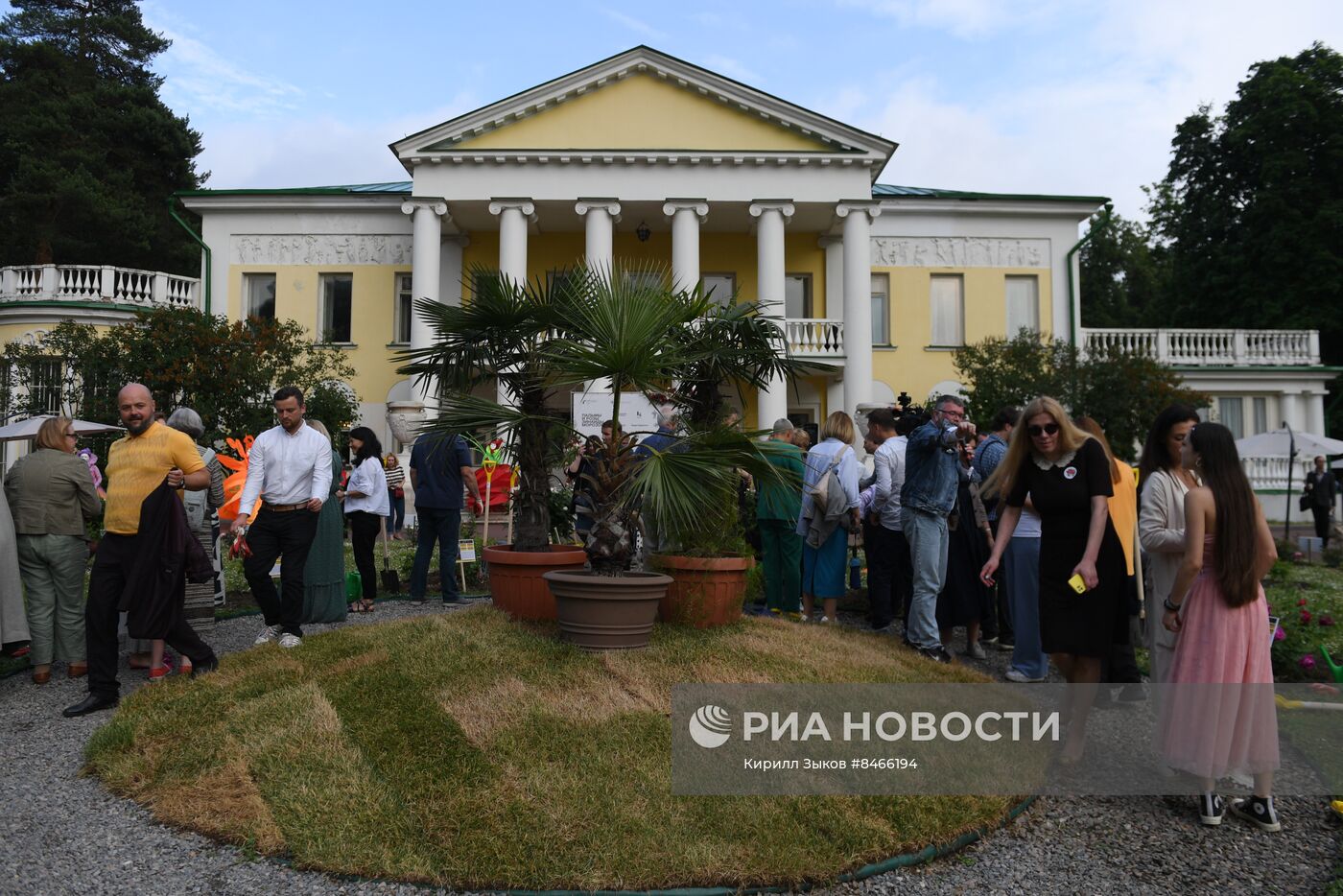 Выставка "Пальмы и розы Зинаиды Морозовой" в музее-заповеднике "Горки Ленинские"