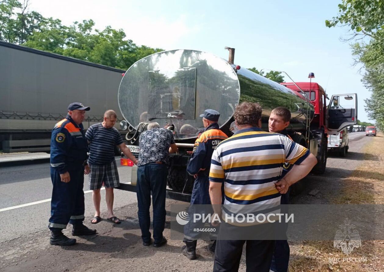 Помощь людям на перекрытой в Ростовской области трассе М4