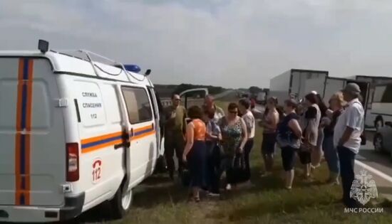 Помощь людям на перекрытой в Ростовской области трассе М4