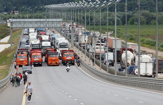 Мост имени Подольских курсантов на трассе М-2 перекрыт