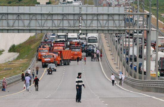 Мост имени Подольских курсантов на трассе М-2 перекрыт