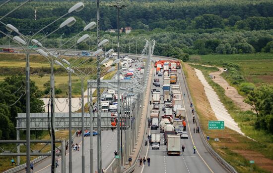 Мост имени Подольских курсантов на трассе М-2 перекрыт