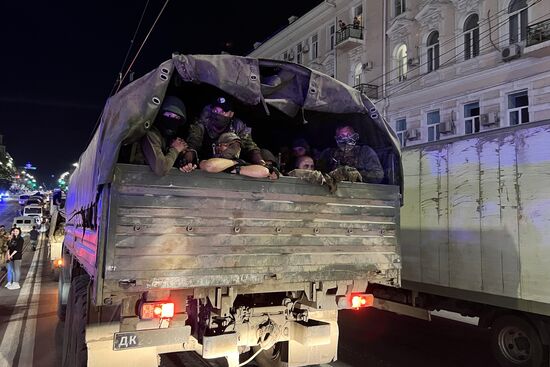 Бойцы ЧВК "Вагнер" покинули штаб ЮВО в Ростове-на Дону