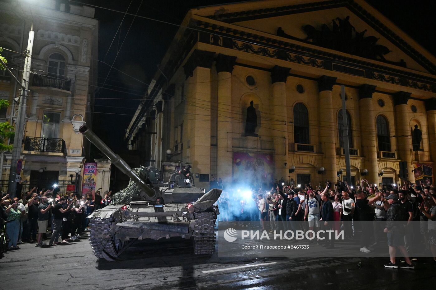 Бойцы ЧВК "Вагнер" покинули штаб ЮВО в Ростове-на Дону