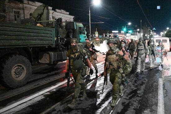 Бойцы ЧВК "Вагнер" покинули штаб ЮВО в Ростове-на Дону