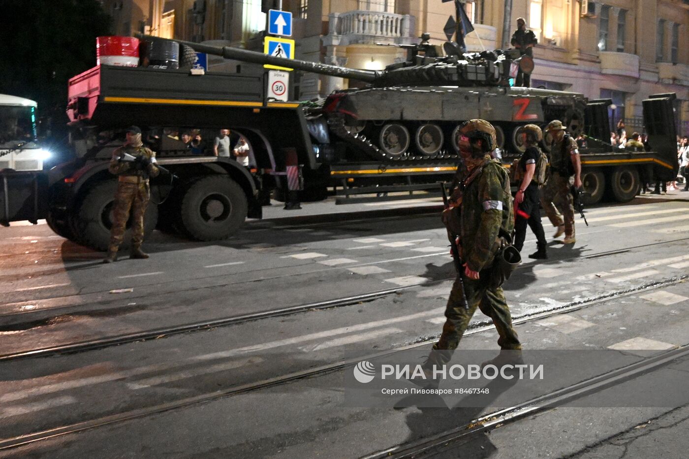 Бойцы ЧВК "Вагнер" покинули штаб ЮВО в Ростове-на Дону