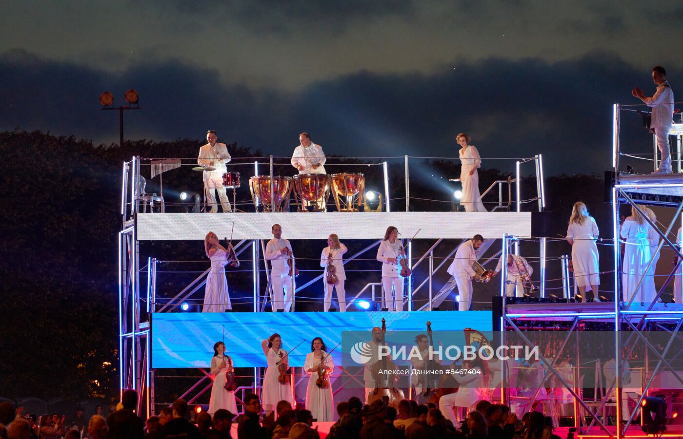 Праздник выпускников школ "Алые паруса" в Санкт-Петербурге