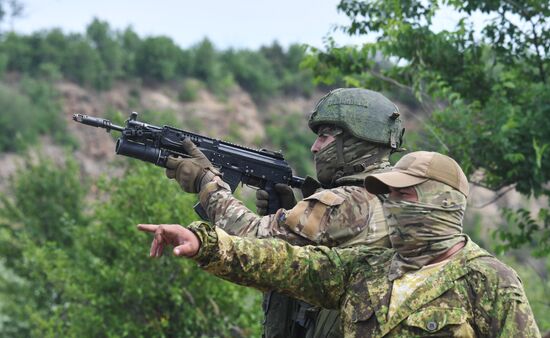 Интенсивная подготовка разведчиков группировки "Юг" из числа военнослужащих ВС РФ на полигоне в ДНР