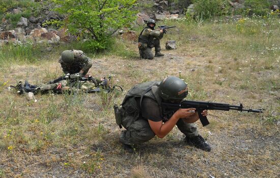 Интенсивная подготовка разведчиков группировки "Юг" из числа военнослужащих ВС РФ на полигоне в ДНР