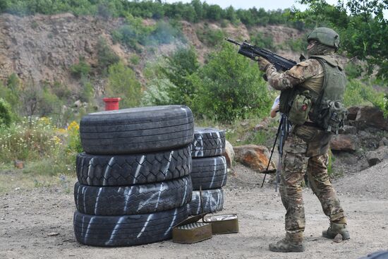 Интенсивная подготовка разведчиков группировки "Юг" из числа военнослужащих ВС РФ на полигоне в ДНР