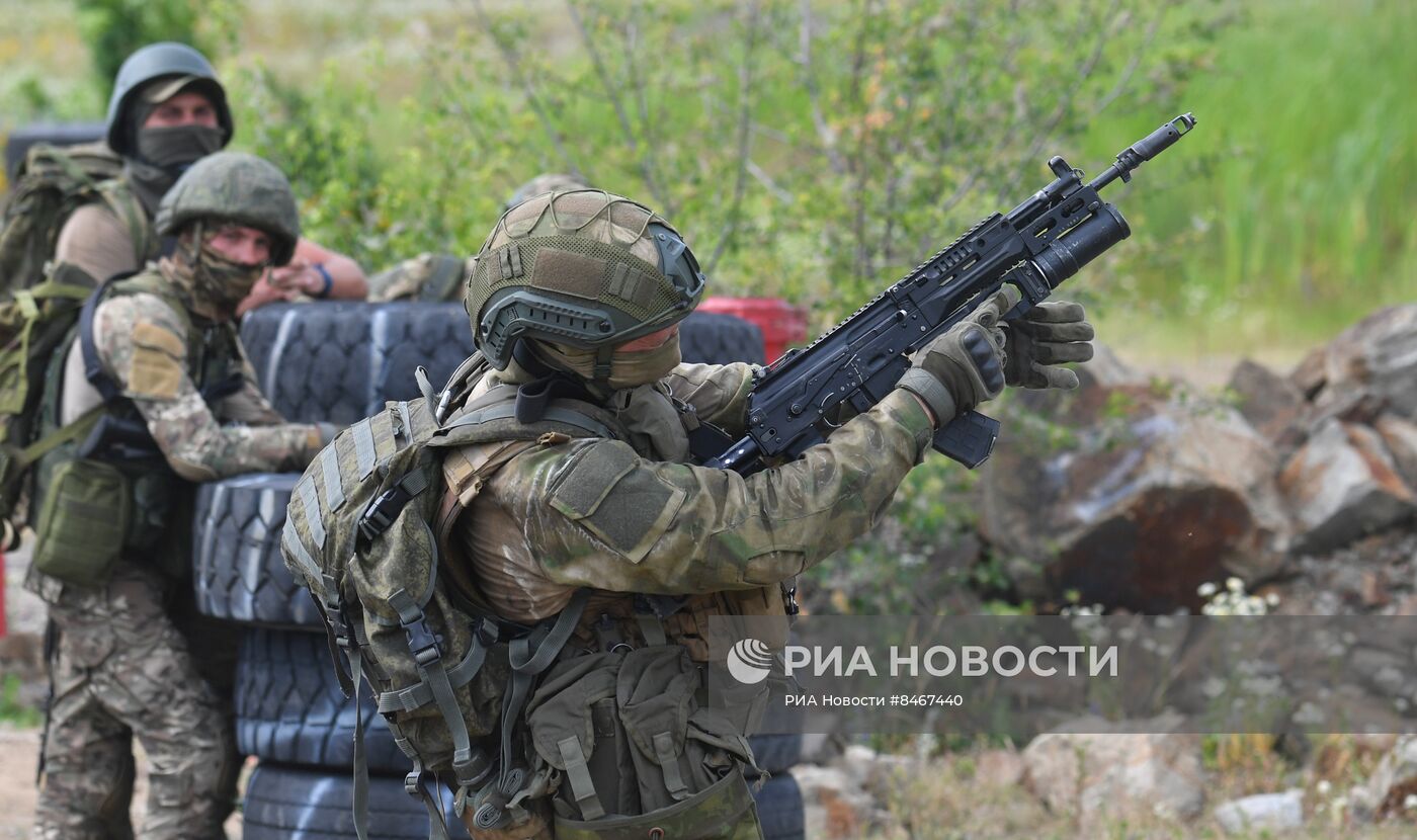 Интенсивная подготовка разведчиков группировки "Юг" из числа военнослужащих ВС РФ на полигоне в ДНР