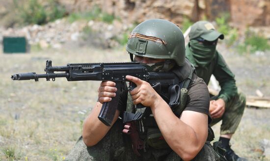 Интенсивная подготовка разведчиков группировки "Юг" из числа военнослужащих ВС РФ на полигоне в ДНР