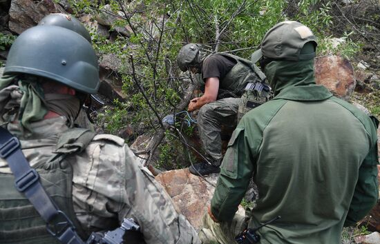 Интенсивная подготовка разведчиков группировки "Юг" из числа военнослужащих ВС РФ на полигоне в ДНР