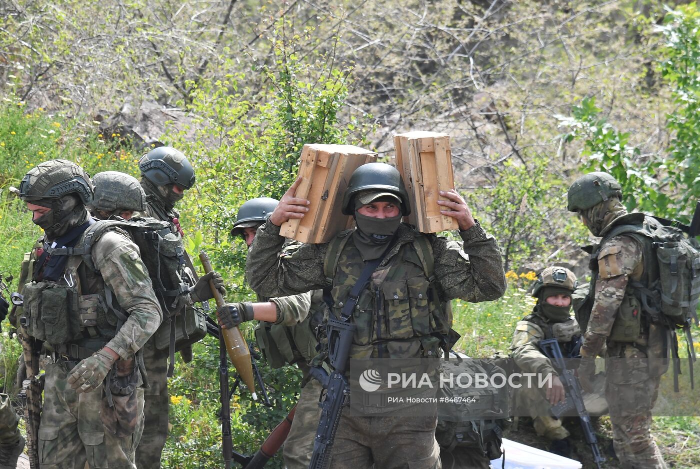 Интенсивная подготовка разведчиков группировки "Юг" из числа военнослужащих ВС РФ на полигоне в ДНР