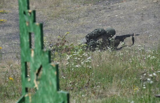 Интенсивная подготовка разведчиков группировки "Юг" из числа военнослужащих ВС РФ на полигоне в ДНР