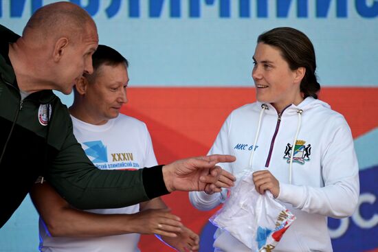 Зарядка с Олимпийскими чемпионами и космонавтом Анной Кикиной в Новосибирске