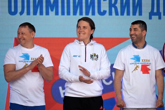 Зарядка с Олимпийскими чемпионами и космонавтом Анной Кикиной в Новосибирске