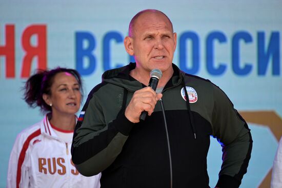 Зарядка с Олимпийскими чемпионами и космонавтом Анной Кикиной в Новосибирске