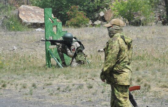 Интенсивная подготовка разведчиков группировки "Юг" из числа военнослужащих ВС РФ на полигоне в ДНР